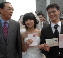 中国矿业大学校长为14对毕业生证婚
