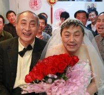 北京一对老年男“同志”高调“完婚” 哥又相信爱情了。。。