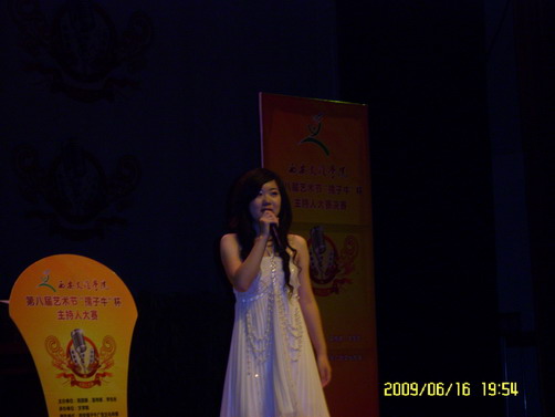 深情的演唱.jpg