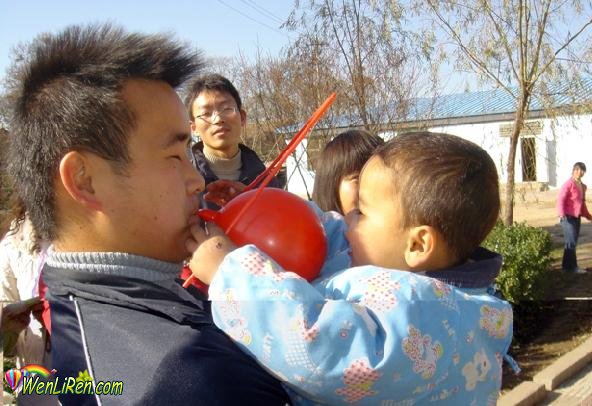 给孤儿吹气球