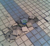 地震后~学校广场的地板都裂了！
