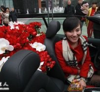 重庆妹开敞篷奥迪车向交警征婚 1000朵玫瑰坐镇